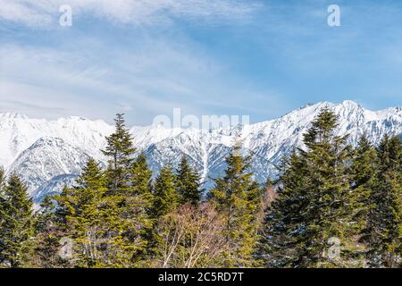 Takayama, Japan Panoramablick auf Shinhotaka Seilbahn in Gifu Präfektur Bergpark mit grünen Pinien auf dem Gipfel und blauen Himmel japanischen Alpen Stockfoto