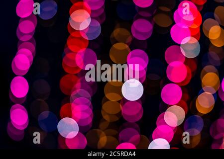 Runde Bokeh abstrakte Kreise Nahaufnahme mit rot rosa neon beleuchtet Dekoration Lichter Reihen am Abend dunkel schwarz weihnachten in Warschau, Polen Stockfoto