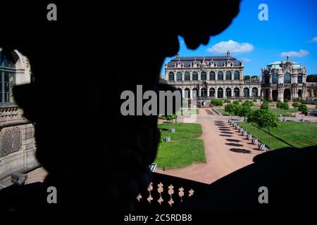 Dresden, Deutschland. Juni 2020. Blick in den Dresdner Zwinger der Mathematisch-Physikalische Salon (M) der Dresdner Kunstsammlungen (SKD) und der Wallpavillon, Orangenbäume im Vordergrund. Quelle: Robert Michael/dpa-Zentralbild/dpa/Alamy Live News Stockfoto