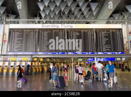 FRANKFURT AM MAIN, DEUTSCHLAND - 2. JULI 2015: Reisende im öffentlichen Bereich des internationalen Frankfurter Flughafens, dem verkehrsreichsten Flughafen Deutschlands. Längere Exposure Stockfoto