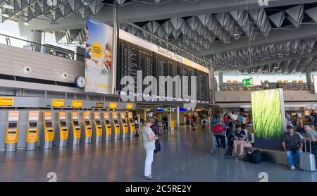 FRANKFURT AM MAIN, DEUTSCHLAND - 2. JULI 2015: Reisende im öffentlichen Bereich des internationalen Frankfurter Flughafens, dem verkehrsreichsten Flughafen Deutschlands. Längere Exposure Stockfoto