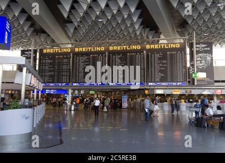 FRANKFURT AM MAIN, DEUTSCHLAND - 2. JULI 2015: Reisende im öffentlichen Bereich des internationalen Frankfurter Flughafens, dem verkehrsreichsten Flughafen Deutschlands. Längere Exposure Stockfoto