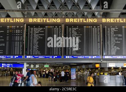 FRANKFURT AM MAIN, DEUTSCHLAND - 2. JULI 2015: Reisende im öffentlichen Bereich des internationalen Frankfurter Flughafens, dem verkehrsreichsten Flughafen Deutschlands. Längere Exposure Stockfoto