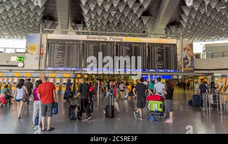 FRANKFURT AM MAIN, DEUTSCHLAND - 2. JULI 2015: Reisende im öffentlichen Bereich des internationalen Frankfurter Flughafens, dem verkehrsreichsten Flughafen Deutschlands. Längere Exposure Stockfoto