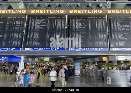 FRANKFURT AM MAIN, DEUTSCHLAND - 2. JULI 2015: Reisende im öffentlichen Bereich des internationalen Frankfurter Flughafens, dem verkehrsreichsten Flughafen Deutschlands. Längere Exposure Stockfoto