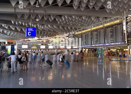 FRANKFURT AM MAIN, DEUTSCHLAND - 2. JULI 2015: Reisende im öffentlichen Bereich des internationalen Frankfurter Flughafens, dem verkehrsreichsten Flughafen Deutschlands. Längere Exposure Stockfoto