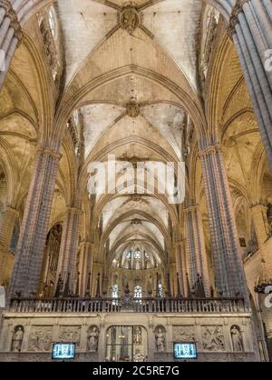 BARCELONA, SPANIEN - 6. JULI 2015: Innenansicht der Kathedrale des Heiligen Kreuzes und der Kathedrale Saint Eulalia, Barri Gotisches Viertel, Barcelona, Katalonien. Barcelona, Sp Stockfoto