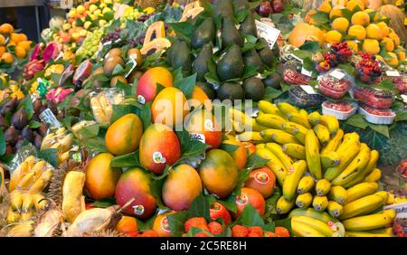 BARCELONA, SPANIEN - 6. JULI 2015: Bunte Ausstellung von frischen Früchten zum Verkauf auf La Boqueria Lebensmittelmärkten, Barcelona, Spanien. Barcelona, Spanien - 6. Juli, Stockfoto