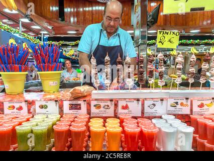 BARCELONA, SPANIEN - 6. JULI 2015: Frische Säfte assortie auf dem Boqueria Markt in Barcelona. Es ist ein großer öffentlicher Markt im Ciutat Vella Bezirk o Stockfoto