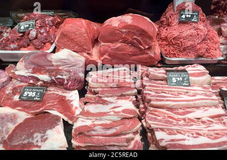 BARCELONA, SPANIEN - 6. JULI 2015: Auswahl an verschiedenen frischen Fleischstücken auf dem Boqueria Markt in Barcelona. Barcelona, Spanien - 6. Juli, Stockfoto