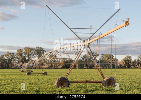 Ein Center Pivot oder Lateral Move, selbstfahrendes Bewässerungssystem oder Sprinkler, bereit für den Einsatz auf einer landwirtschaftlichen Nutzpflanze in der Nähe von Mudgee, Australien Stockfoto