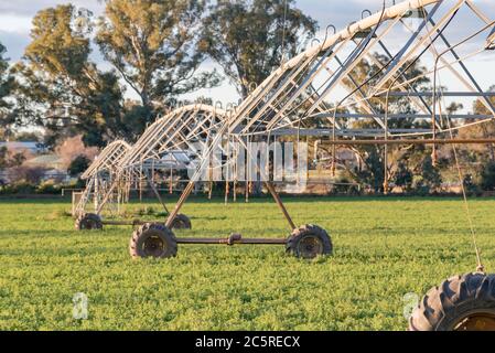 Ein Center Pivot oder Lateral Move, selbstfahrendes Bewässerungssystem oder Sprinkler, bereit für den Einsatz auf einer landwirtschaftlichen Nutzpflanze in der Nähe von Mudgee, Australien Stockfoto