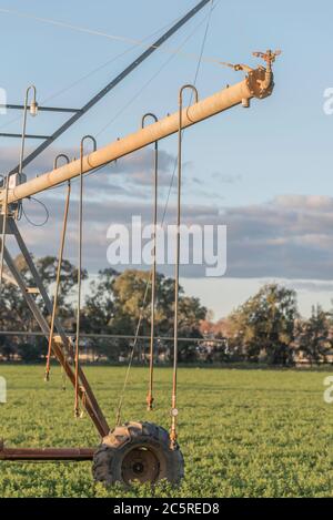 Ein Center Pivot oder Lateral Move, selbstfahrendes Bewässerungssystem oder Sprinkler, bereit für den Einsatz auf einer landwirtschaftlichen Nutzpflanze in der Nähe von Mudgee, Australien Stockfoto