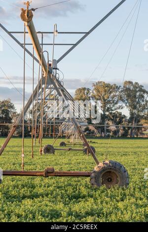 Ein Center Pivot oder Lateral Move, selbstfahrendes Bewässerungssystem oder Sprinkler, bereit für den Einsatz auf einer landwirtschaftlichen Nutzpflanze in der Nähe von Mudgee, Australien Stockfoto