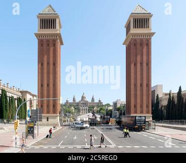 BARCELONA, SPANIEN - 6. JULI 2015: Zwei venezianische Türme am Placa d'Espanya in Barcelona. Der schönste Platz in der katalanischen Hauptstadt. Barce Stockfoto