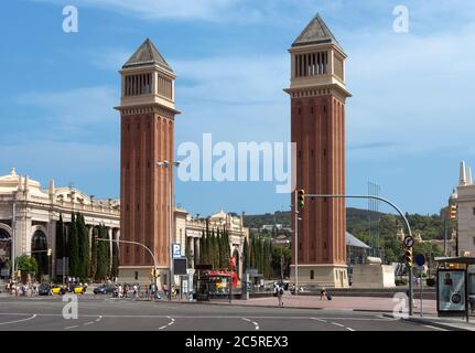 BARCELONA, SPANIEN - 8. JULI 2015: Zwei venezianische Türme am Placa d'Espanya in Barcelona. Der schönste Platz in der katalanischen Hauptstadt. Barce Stockfoto