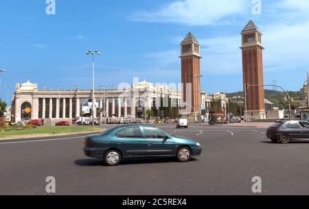 BARCELONA, SPANIEN - 8. JULI 2015: Zwei venezianische Türme und das Nationalmuseum in der Placa d'Espanya in Barcelona. Der schönste Platz in der Stockfoto