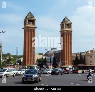 BARCELONA, SPANIEN - 8. JULI 2015: Zwei venezianische Türme am Placa d'Espanya in Barcelona. Der schönste Platz in der katalanischen Hauptstadt. Barce Stockfoto