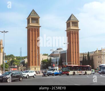 BARCELONA, SPANIEN - 8. JULI 2015: Zwei venezianische Türme am Placa d'Espanya in Barcelona. Der schönste Platz in der katalanischen Hauptstadt. Barce Stockfoto