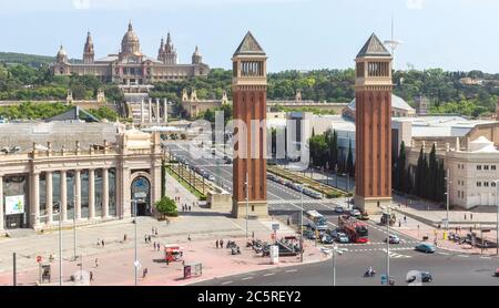 BARCELONA, SPANIEN - 8. JULI 2015: Zwei venezianische Türme am Placa d'Espanya in Barcelona. Der schönste Platz in der katalanischen Hauptstadt. Barce Stockfoto