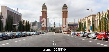 BARCELONA, SPANIEN - 8. JULI 2015: Zwei venezianische Türme am Placa d'Espanya in Barcelona. Der schönste Platz in der katalanischen Hauptstadt. Barce Stockfoto