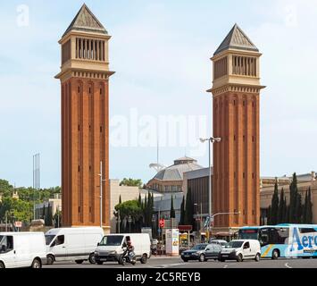 BARCELONA, SPANIEN - 8. JULI 2015: Zwei venezianische Türme am Placa d'Espanya in Barcelona. Der schönste Platz in der katalanischen Hauptstadt. Barce Stockfoto