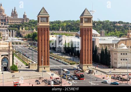 BARCELONA, SPANIEN - 8. JULI 2015: Zwei venezianische Türme am Placa d'Espanya in Barcelona. Der schönste Platz in der katalanischen Hauptstadt. Barce Stockfoto