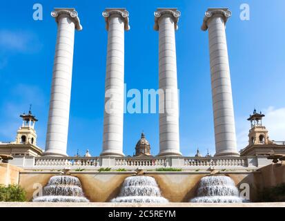 BARCELONA, SPANIEN - 8. JULI 2015: Die vier Säulen, von Josep Puig i Cadafalch erstellt, ist auf dem Platz vor dem Museu Nacional d'Art de Catalunya, B Stockfoto