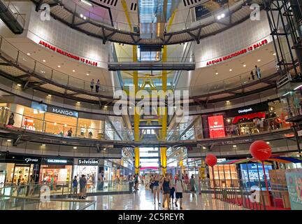 BARCELONA, SPANIEN - 8. JULI 2015: Innenansicht des Einkaufszentrums Las Arenas, ehemalige Stierkampfarena von Las Arenas in Barcelona, Spanien. Erbaut in einem alten Gebäude Stockfoto