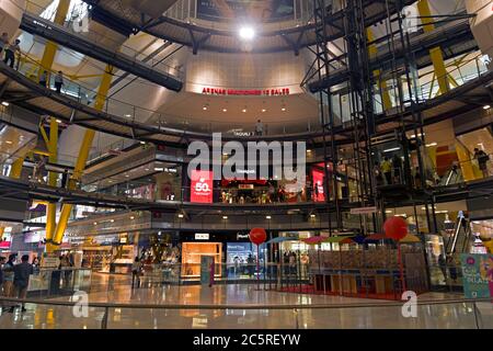 BARCELONA, SPANIEN - 8. JULI 2015: Innenansicht des Einkaufszentrums Las Arenas, ehemalige Stierkampfarena von Las Arenas in Barcelona, Spanien. Barcelona, Spanien - Ju Stockfoto