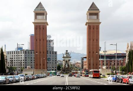 BARCELONA, SPANIEN - 8. JULI 2015: Zwei venezianische Türme am Placa d'Espanya in Barcelona. Der schönste Platz in der katalanischen Hauptstadt. Barce Stockfoto