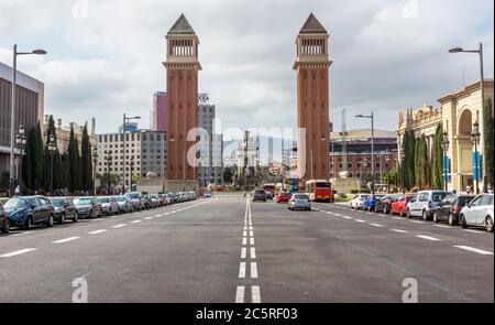 BARCELONA, SPANIEN - 8. JULI 2015: Zwei venezianische Türme am Placa d'Espanya in Barcelona. Der schönste Platz in der katalanischen Hauptstadt. Barce Stockfoto