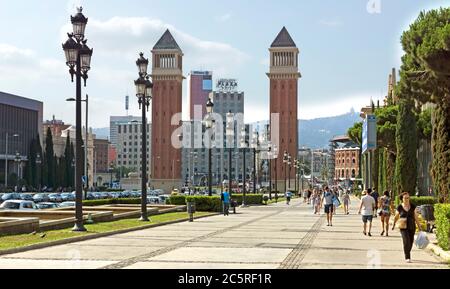 BARCELONA, SPANIEN - 8. JULI 2015: Zwei venezianische Türme am Placa d'Espanya in Barcelona. Der schönste Platz in der katalanischen Hauptstadt. Barce Stockfoto