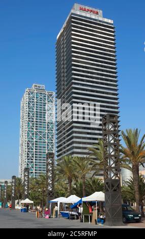 BARCELONA, SPANIEN - 12. JULI 2015: Wolkenkratzer Torre Mapfre im Olympischen Hafen. Es ist nach seinem Besitzer, Mapfre, eine Versicherung benannt. Barcelona, Stockfoto