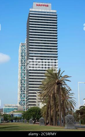 BARCELONA, SPANIEN - 12. JULI 2015: Wolkenkratzer Torre Mapfre im Olympischen Hafen. Es ist nach seinem Besitzer, Mapfre, eine Versicherung benannt. Barcelona, Stockfoto