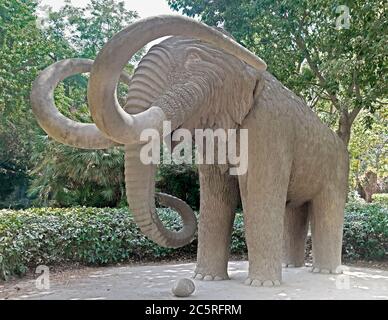 BARCELONA, SPANIEN - 12. JULI 2015: Mammutstatue im Parc de la Ciutadella in Barcelona, Spanien. Barcelona, Spanien - 12. Juli 2015: Mammutstatue in Pa Stockfoto