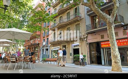 BARCELONA, SPANIEN - 12. JULI 2015: Architektur entlang der Rambla von Barcelona, Spanien. Barcelona, Spanien - 12. Juli 2015: Architektur entlang der Rambla Stockfoto