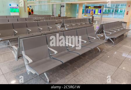 BARCELONA, SPANIEN - 16. JULI 2015: Sitzreihe am internationalen Flughafen El Prat-Barcelona. Dieser Flughafen wurde 1963 eingeweiht. Barcelona, Spanien - Stockfoto