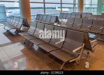 BARCELONA, SPANIEN - 16. JULI 2015: Sitzreihe am internationalen Flughafen El Prat-Barcelona. Dieser Flughafen wurde 1963 eingeweiht. Barcelona, Spanien - Stockfoto