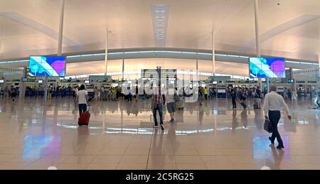 BARCELONA, SPANIEN - 16. JULI 2015: Öffentlicher Check-in-Bereich des Terminals T1 des Flughafens El Prat-Barcelona. Barcelona, Spanien - 16. Juli 2015: Die Öffentlichkeit Stockfoto