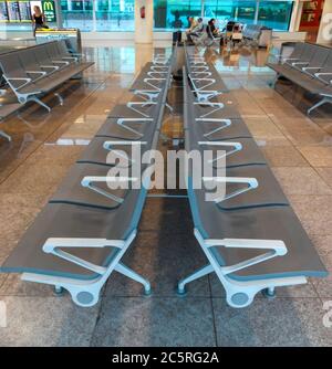 BARCELONA, SPANIEN - 16. JULI 2015: Sitzreihe am internationalen Flughafen El Prat-Barcelona. Dieser Flughafen wurde 1963 eingeweiht. Barcelona, Spanien - Stockfoto