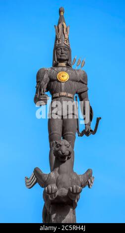ALMATY, KASACHSTAN - 21. OKTOBER 2015: Skulptur des Goldenen Kriegers auf dem Denkmal der Unabhängigkeit von Kasachstan. Denkmal wurde auf R eingeweiht Stockfoto