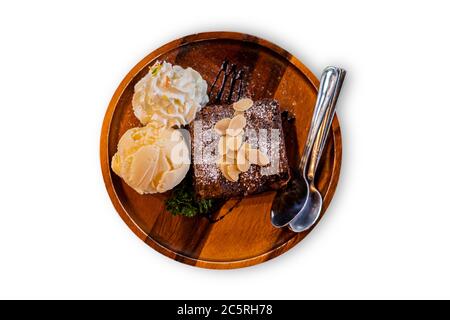 Isolieren und Clipping Pfad Brownies Eis auf Holzplatte. Stockfoto