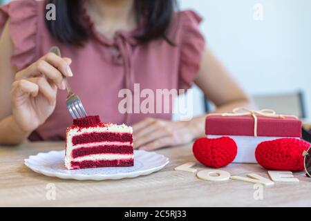 Essen Red Velvet Erdbeerkäse Kuchen. Stockfoto