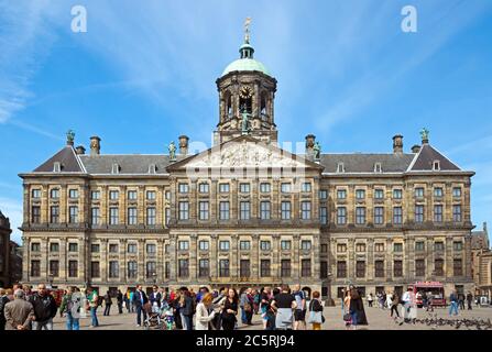 AMSTERDAM, NIEDERLANDE - MAI 30: Der Königspalast am Dam-Platz am 30. Mai 2014 in Amsterdam, Niederlande. Es wurde als Rathaus der CI gebaut Stockfoto