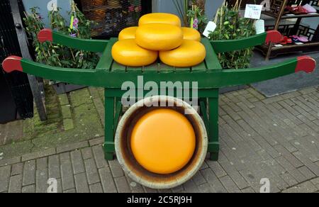 Räder von holländischem Käse auf traditionellen Holzkarren in Amsterdam, Niederlande. Stockfoto