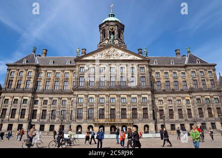 AMSTERDAM, NIEDERLANDE - MAI 30: Der Königspalast am Dam-Platz am 30. Mai 2014 in Amsterdam, Niederlande. Es wurde als Rathaus der CI gebaut Stockfoto