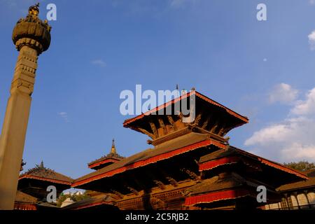 Ein historischer Tempel im Inneren des Kathmandu Durbar Square - ein UNESCO-Weltkulturerbe in Nepal, das nepalesische Architektur zeigt. Stockfoto