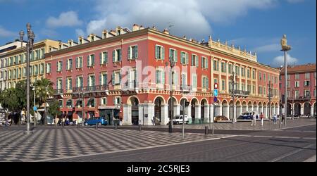 NIZZA, FRANKREICH - 31. MAI 2014: Architektur des Place Massena. Platz befindet sich im Stadtzentrum und ist das beliebteste Reiseziel unter Touristen Stockfoto