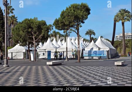 NIZZA, FRANKREICH - 31. MAI 2014: Ausstellung der Kunst des Abschlussballs auf dem Place Massena. Platz befindet sich im Stadtzentrum und ist die beliebteste destinati Stockfoto